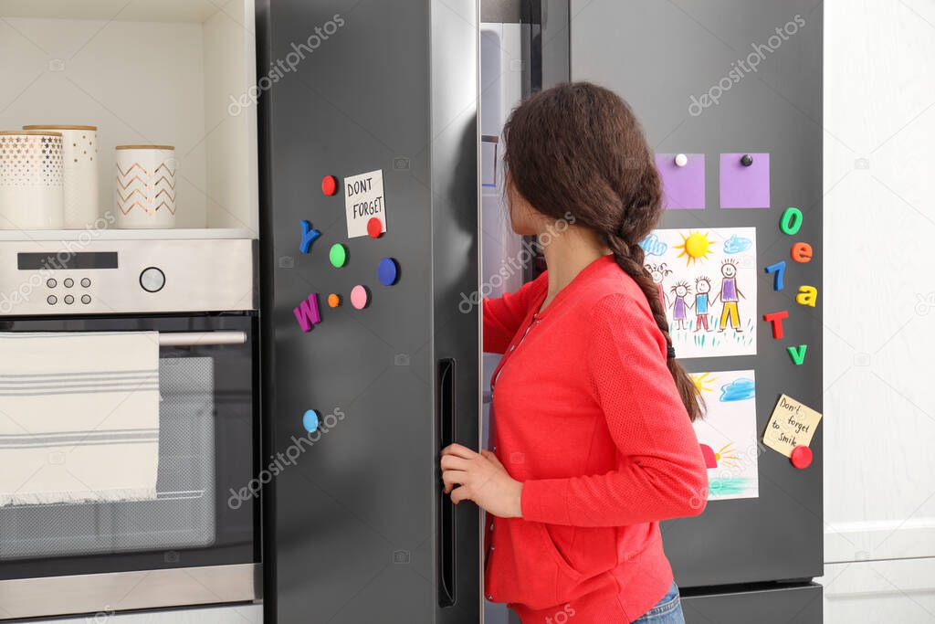 Buzdolabının kapağını açan bir kadın