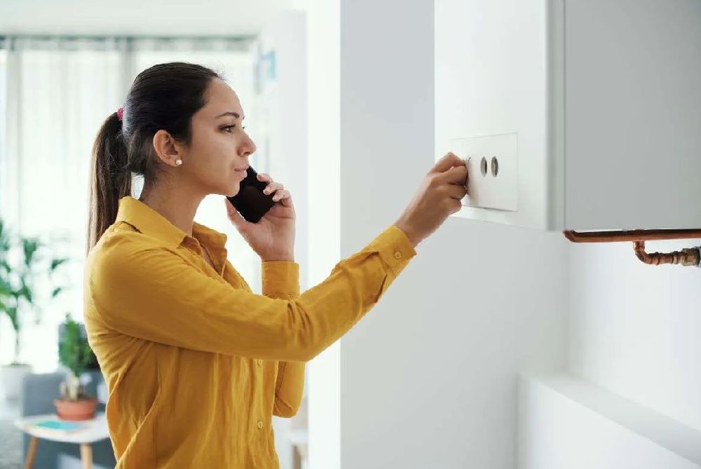 Kombi ayarı yapan bir kadın